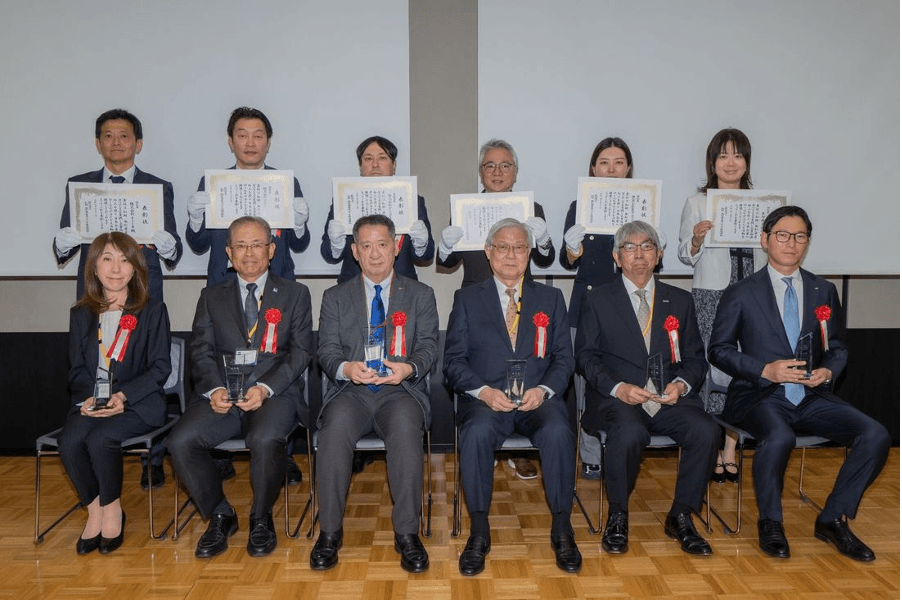 第2回 知財・無形資産ガバナンス表彰式で授賞式後の記念撮影に応じる受賞企業の代表者(前列)と協賛企業の代表者ら(後列)