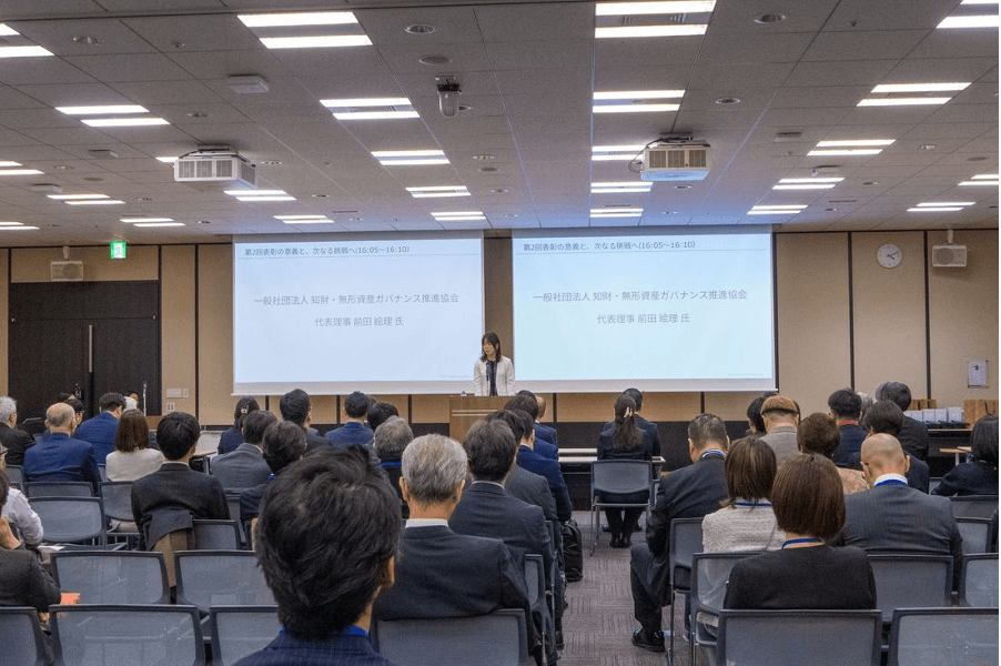前田絵理代表理事が表彰式で参加者の前で挨拶している様子