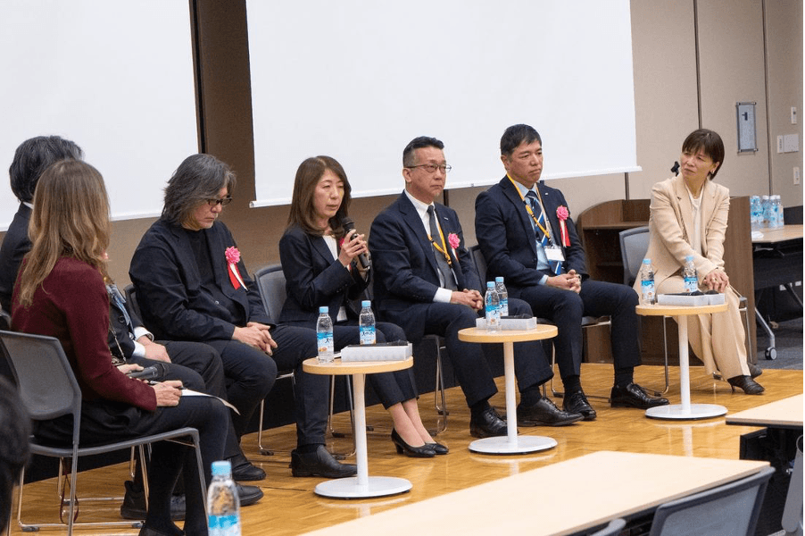 表彰式の座談会で意見を交わす受賞企業の代表者ら