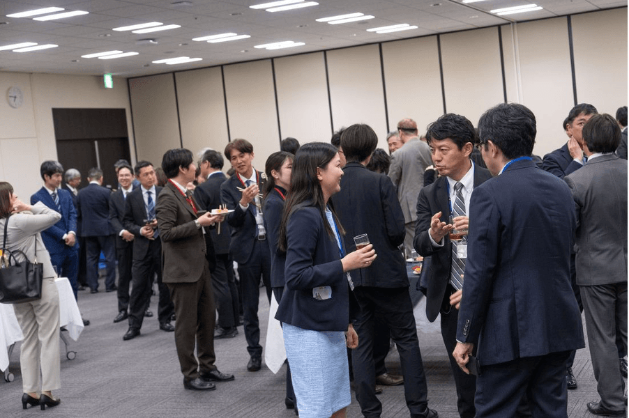 懇親会で交流する企業関係者・政府関係者ら